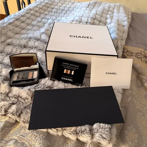 CHANEL Lumière Graphique Eyeshadow Palette - Black and Tan. - Picture 1 of 11
